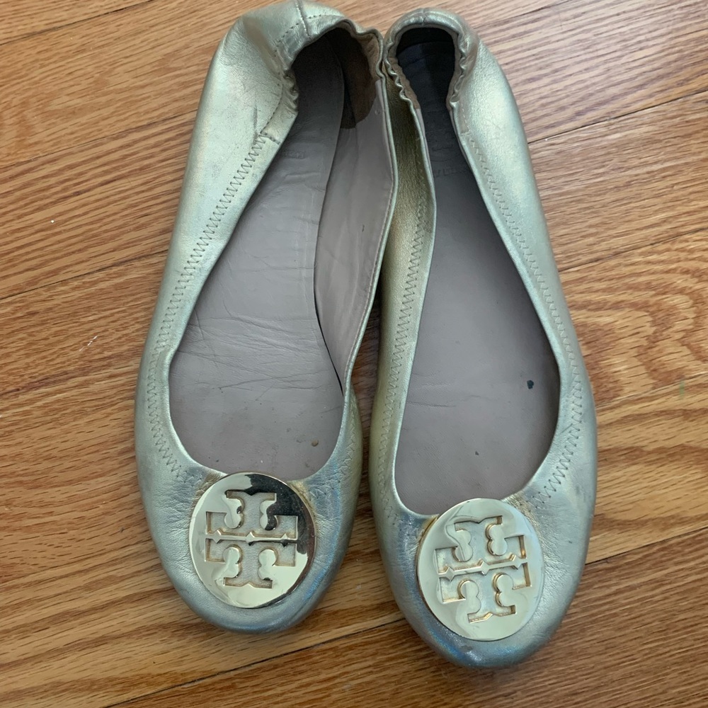 Tory Burch gold leather revas with gold emblem